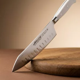   Santoku japán kés, 18 cm kovácsolt pengével, Arcos Riviera Blanc, fehér szegecselt nyéllel