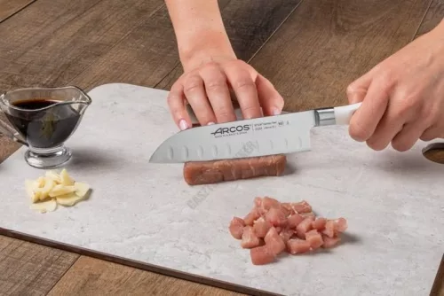 Santoku japán kés, 14 cm kovácsolt pengével, Arcos Riviera Blanc, fehér szegecselt nyéllel