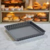 Tortaforma bordázott, ferde éllel, kivehető alap, négyzet, 23 cm