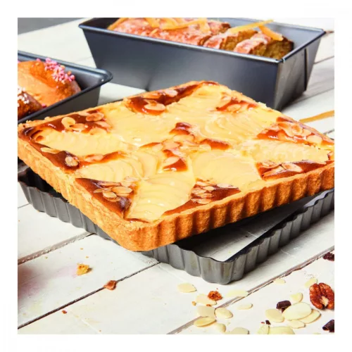 Tortaforma bordázott, ferde éllel, kivehető alap, négyzet, 23 cm