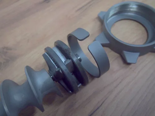 Húsdaráló, húsőrlő KF-605 segédgép, egyetemes konyhagéphez 240 kg/óra kapacitás, 3-5-8 mm tárcsa, 1 és 2 élű késsel