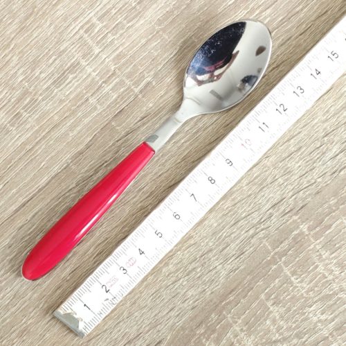 24 db-os evőeszközkészlet piros színű nyéllel