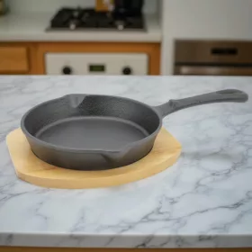 Tálalóserpenyő 20 cm öntöttvas, fa alátéttel