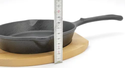 Tálalóserpenyő 20 cm öntöttvas, fa alátéttel