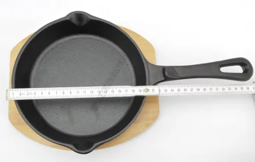 Tálalóserpenyő 20 cm öntöttvas, fa alátéttel