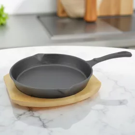 Tálalóserpenyő 25,5 cm öntöttvas, fa alátéttel