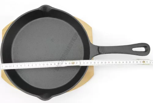 Tálalóserpenyő 25,5 cm öntöttvas, fa alátéttel