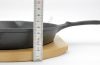 Tálalóserpenyő 25,5 cm öntöttvas, fa alátéttel