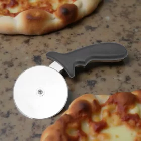   Pizzaszeletelő fekete műanyag nyéllel, 10 cm, rozsdamentes