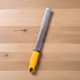 Kézi reszelő, sárga nyéllel