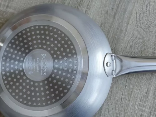 Alumíniumserpenyő, 22 cm,tapadásmentes, rm nyéllel, indukciós, Pujadas