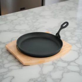 Tálalóserpenyő, 22 cm, öntöttvas, fa alátéttel