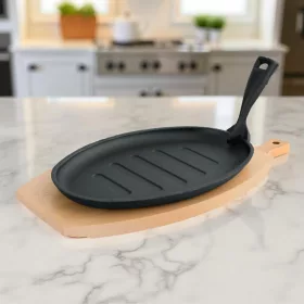   Tálalóserpenyő, ovális, 27×17,5×2 cm, öntöttvas, fa alátéttel