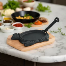 Tálalóserpenyő, 27×16×2 cm, öntöttvas, fa alátéttel