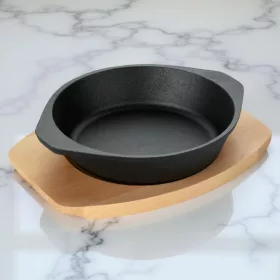 Tálalóedény, 18×4,5 cm, öntöttvas, fa alátéttel