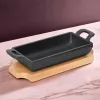 Mini tálalóserpenyő, téglalap, 18×9,5×3 cm, öntöttvas, fa alátéttel