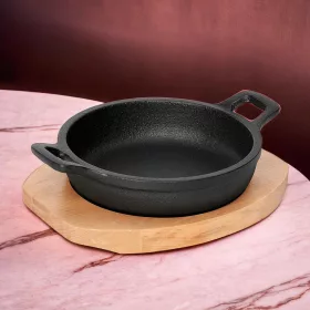 Tálalóedény, 16×3,5 cm, öntöttvas, fa alátéttel