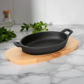   Tálalóedény, ovális, 15,5×9,5x3 cm, öntöttvas, fa alátéttel