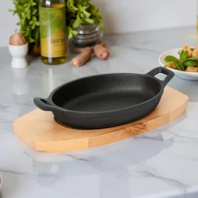   Tálalóedény, ovális, 18×12×3 cm, öntöttvas, fa alátéttel