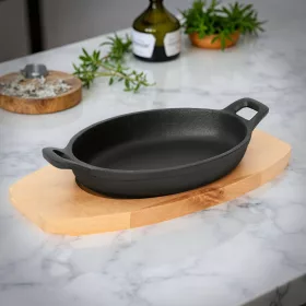   Tálalóedény, ovális, 21,5×15,5×4,5 cm, öntöttvas, fa alátéttel