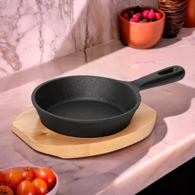   Mini tálalóserpenyő, 13×3,5 cm, öntöttvas, fa alátéttel