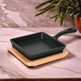   Mini tálalóserpenyő, szögletes, 14,5×14,5×2,5 cm, öntöttvas, fa alátéttel