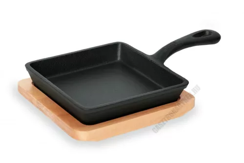 Mini tálalóserpenyő, szögletes, 14,5×14,5×2,5 cm, öntöttvas, fa alátéttel