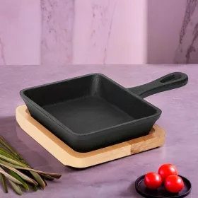   Mini tálalóserpenyő, szögletes, 12,5×10,5×2,5 cm, öntöttvas, fa alátéttel